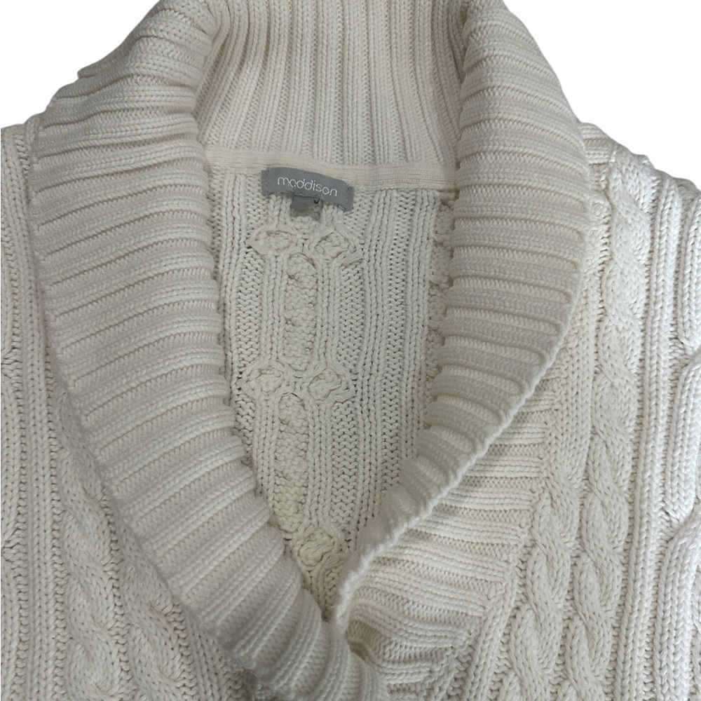 Maddison sleeveless cable knit sweater two button closure, ecru, sz Medium - Picture 5 of 8